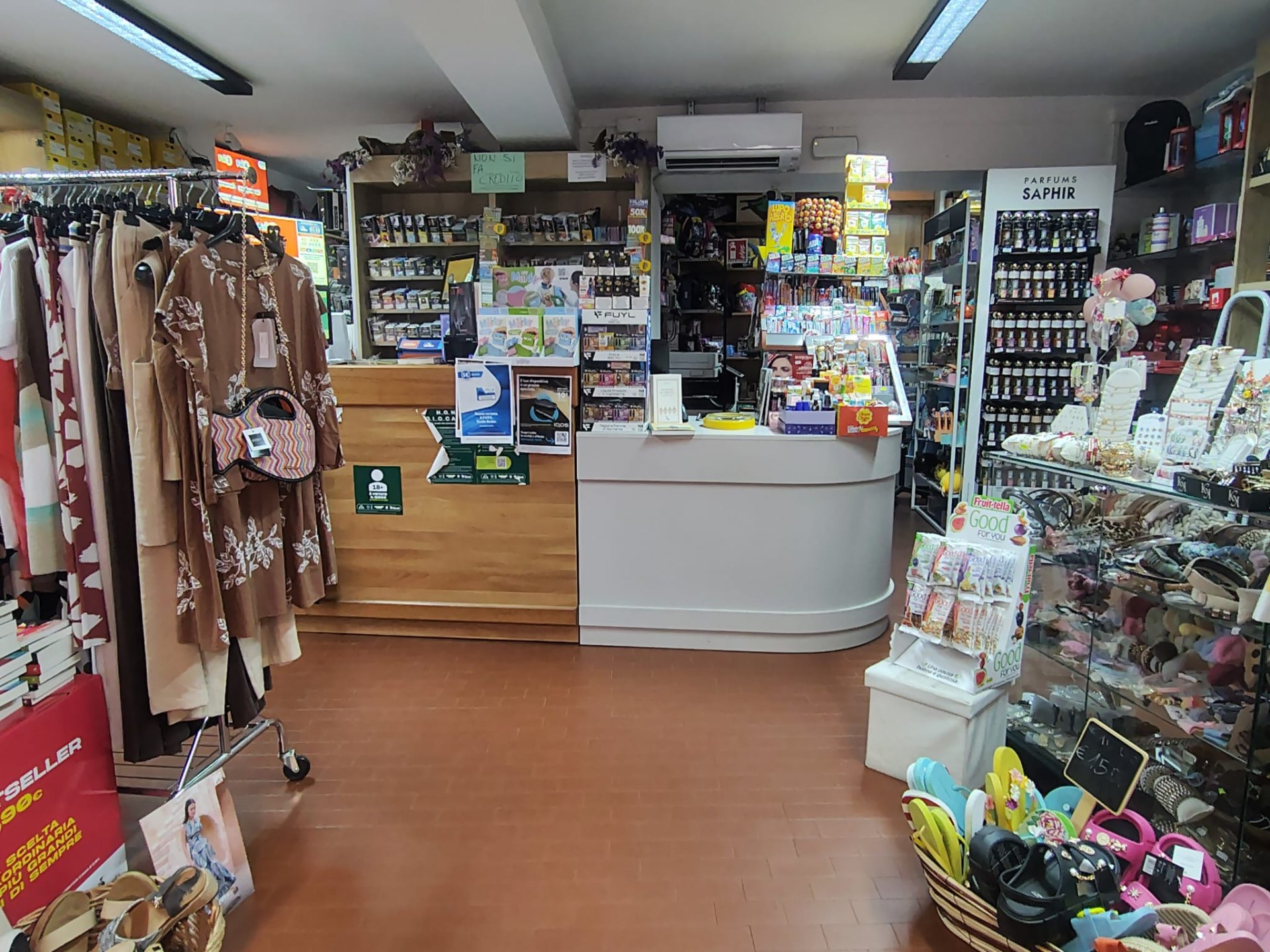 Interno del negozio Edicola Collu con libri e cartoleria